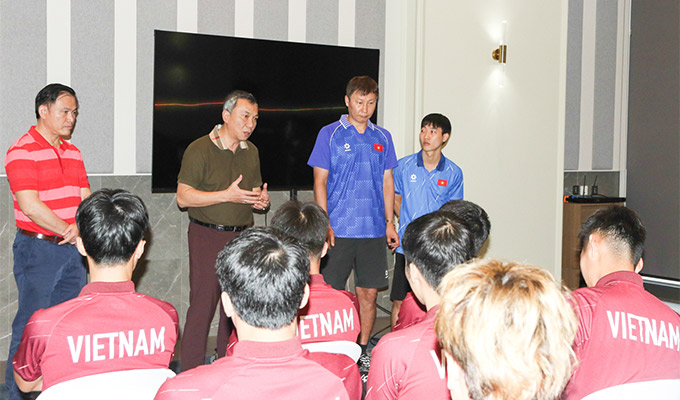 Chủ tịch VFF Trần Quốc Tuấn đến thăm động viên U22 Việt Nam sáng ngày 12/12 - Ảnh: Đức Cường