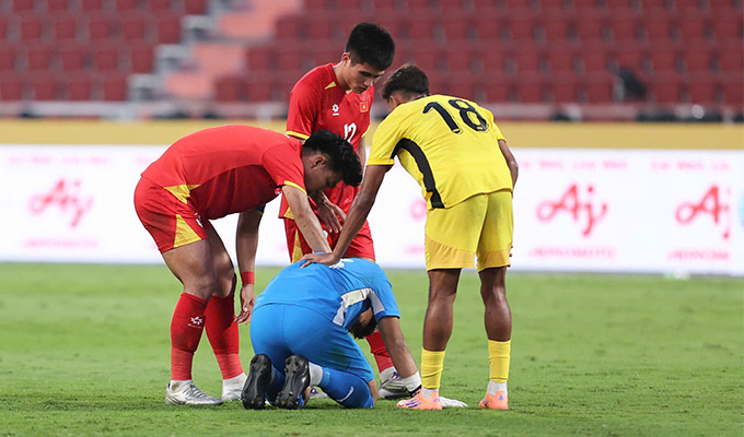 Cầu thủ U22 Việt Nam sang động viên thủ môn Malaysia sau trận đấu chiều ngày 11/12 - Ảnh: Đức Cường 