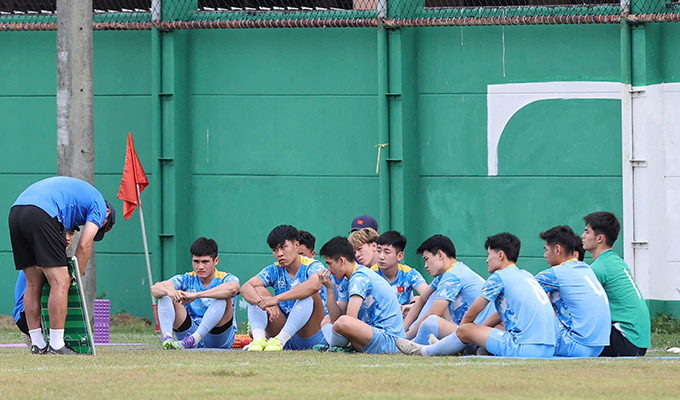 U22 Việt Nam họp rút kinh nghiệm ngay trên sân tập chiều ngày 12/12 - Ảnh: Đức Cường