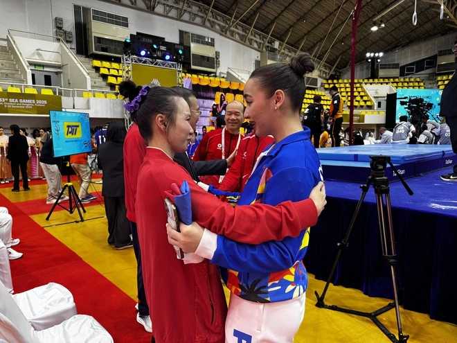 Finnegan Aleah hỏi han và chia sẻ với Quỳnh Như