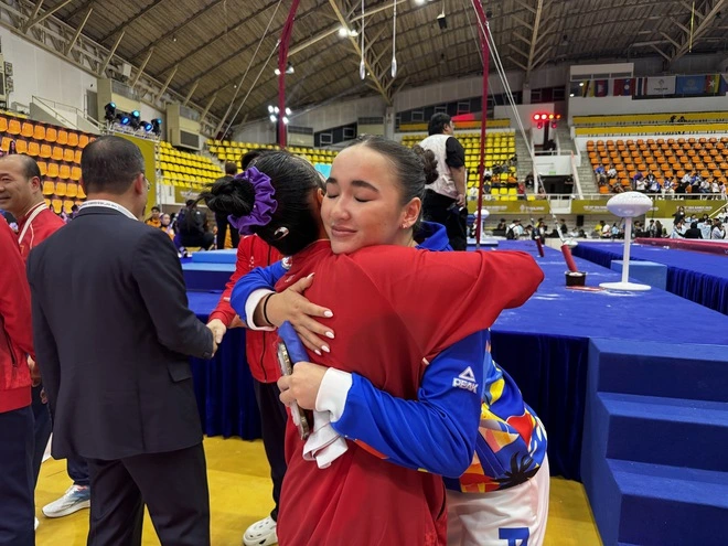 Cái ôm chia sẻ giữa Nguyễn Thị Quỳnh Như và VĐV Philippines