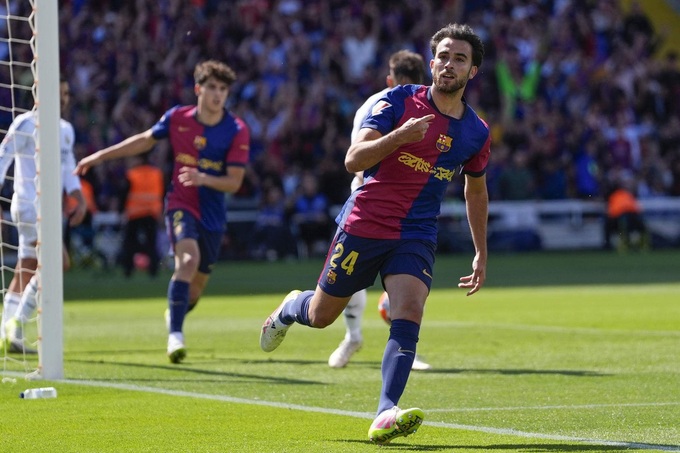 Eric Garcia là "tắc kè hoa" trong đội hình của Barca