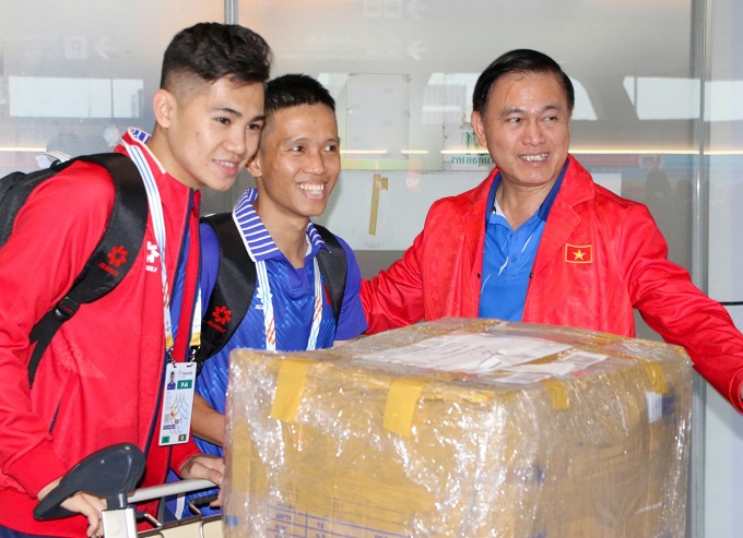 Phó Chủ tịch VFF Trần Anh Tú đón ĐT futsal Việt Nam tại Thái Lan