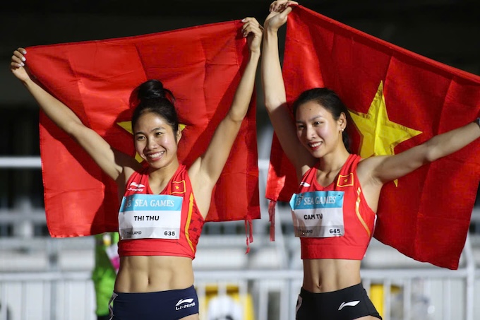 Hà Thị Thu chia vui với đồng đội, nhưng thành tích của cô lại không được tính - Ảnh: Đức Cường