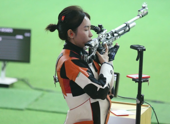Phút tĩnh tâm của Mộng Tuyền ở loạt bắn chung kết 10m súng trường hơi. Ảnh: Đức Cường