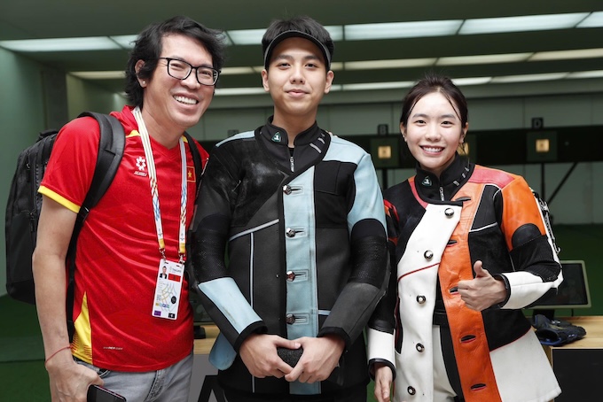 Tác giả (ngoài cùng bên trái) với 2 tuyển thủ Mộng Tuyền và Tâm Quang ở nội dung 10m súng trường hơi hỗn hợp. Ảnh: Anh Khoa