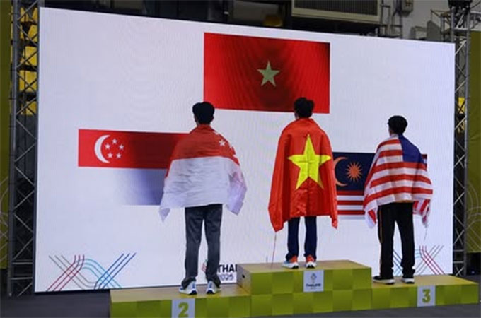 Các VĐV chào cờ qua màn hình LED