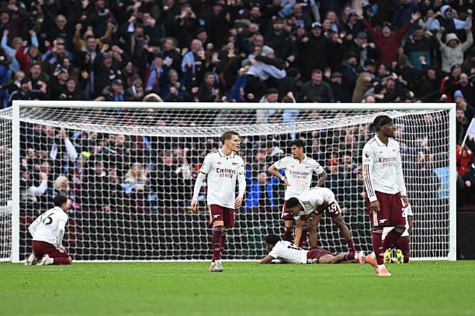 Nhiều cầu thủ Arsenal đổ sụp sau thất bại trước Aston Villa