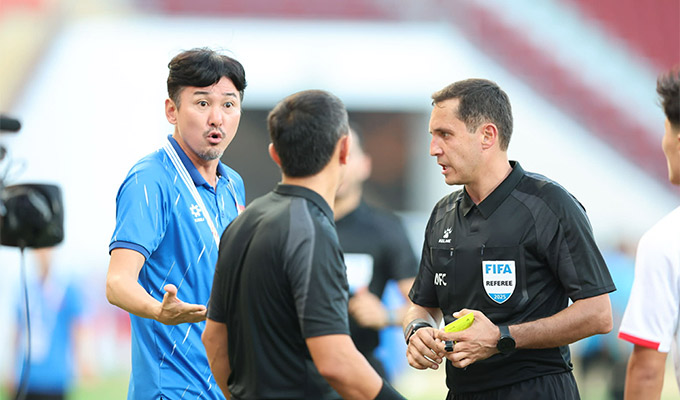 Trợ lý Lee Jung Soo nhận đủ 2 thẻ vàng, bị treo quyền chỉ đạo ở trận bán kết - Ảnh: Đức Cường