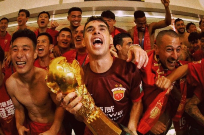 Oscar giương Cúp cùng Shanghai Port