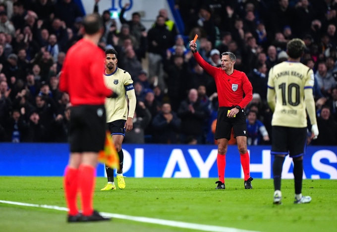 Việc bị đuổi khỏi sân trong trận thua 0-3 của đội nhà trước Chelsea khiến Araujo bị chỉ trích nhiều