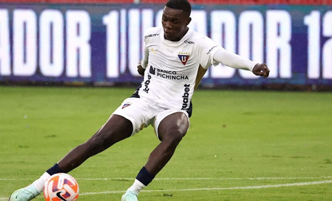 Castillo đang được MU theo sát