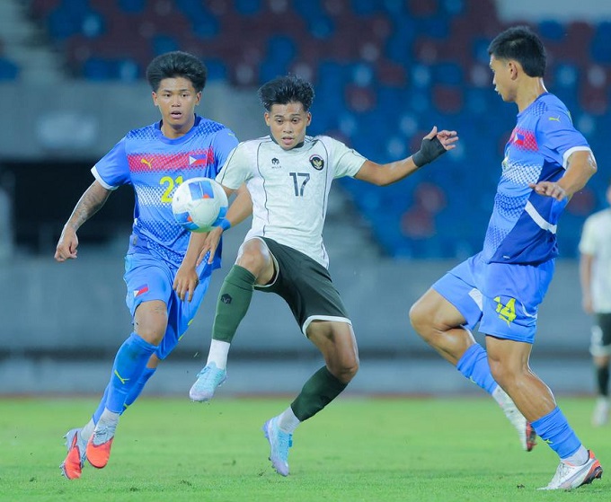 U22 Philippines (áo xanh) vào bán kết với vị trí nhất bảng C sau 2 trận toàn thắng