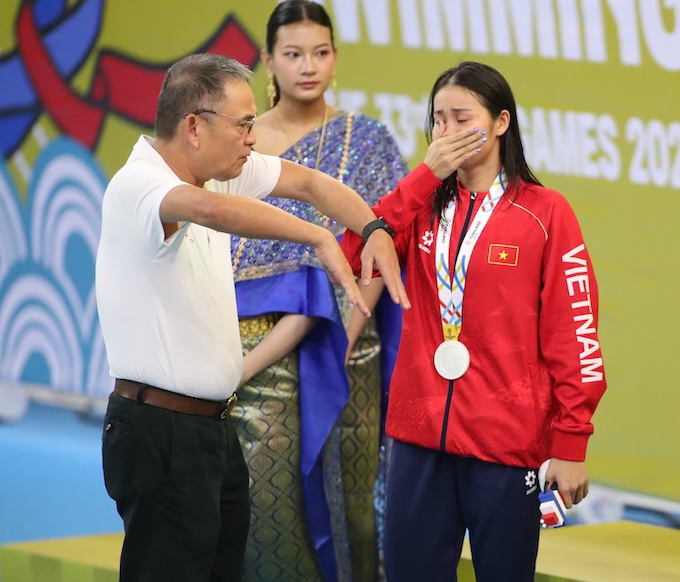 Nhưng sau đó không hiểu ông Hùng đã nói và thị phạm gì để Mỹ Tiên bắt đầu bật khóc nức nở