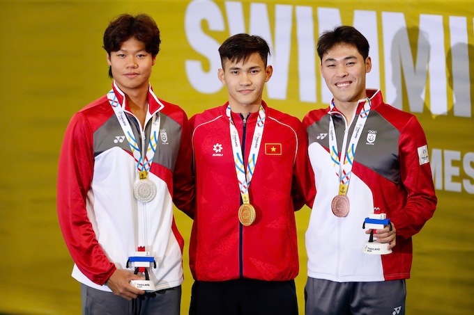 Thanh Bảo trên bục nhận huy chương 200m ếch. Ảnh: Anh Khoa