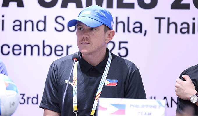 HLV Garrath McPherson trong buổi họp báo trước trận bán kết SEA Games 33 - Ảnh: Đức Cường