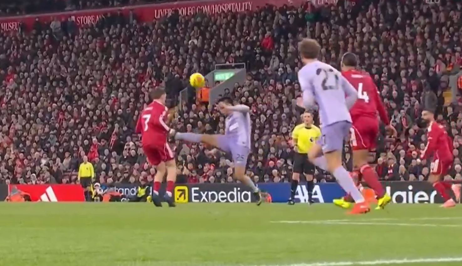 Diego Gomez phạm lỗi thô bạo với Wirtz