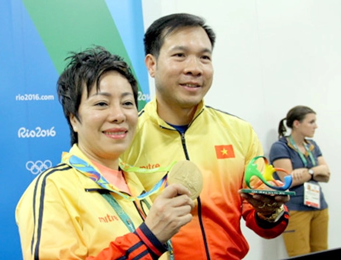 HLV Nguyễn Thị Nhung và xạ thủ Hoàng Xuân Vinh với chiếc HCV Olympic 2016 - Ảnh: CTV