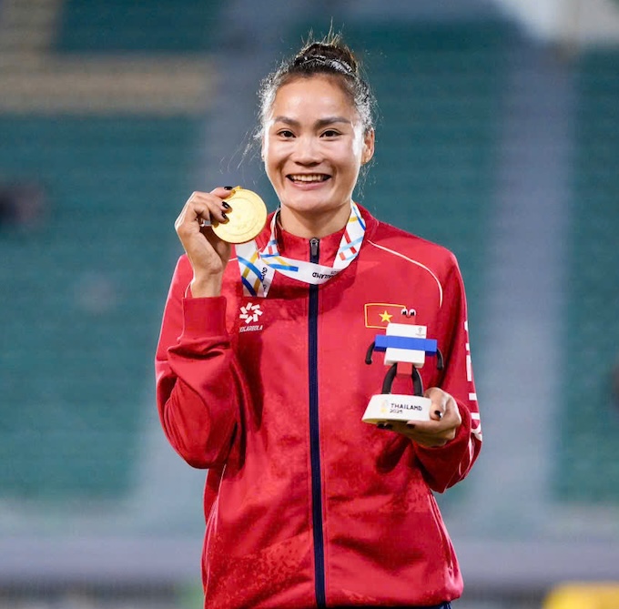 Quách Thị Lan với chiếc HCV SEA Games cá nhân đầu tiên. Ảnh: Trần Khánh