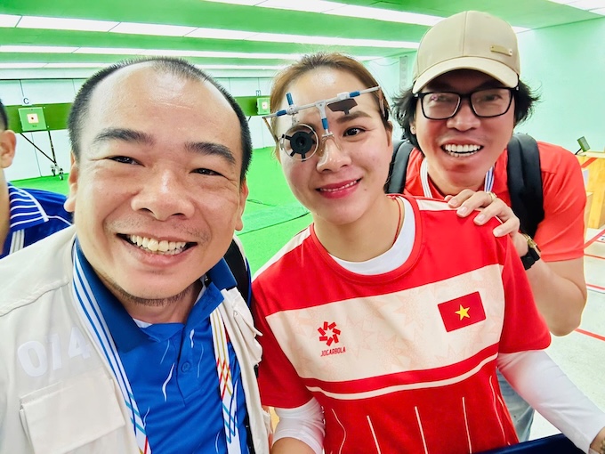 Các phóng viên chia vui cùng Trịnh Thu Vinh khi cô giành chiếc HCV nội dung 10m súng ngắn hơi - Ảnh: Anh Khoa