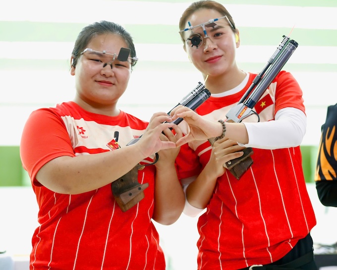 Thu Vinh và Thuỳ Trang sau khi bắn chung kết và giành huy chương - Ảnh: Anh Khoa