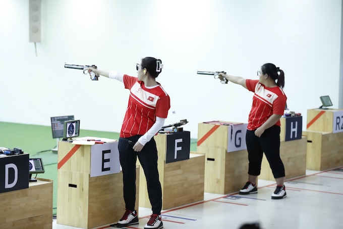 Trịnh Thu Vinh và đồng đội ở loạt bắn chung kết 10m súng ngắn hơi nữ - Ảnh: Anh Khoa