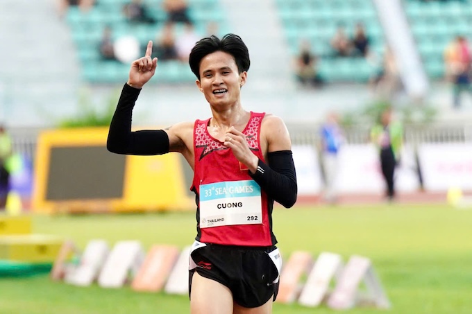 Trung Cường về đích đầu tiên ở 3000m vuột chướng ngại vật. Ảnh: Trần Khánh