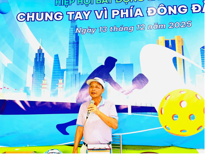 Đại diện Ban Tổ chức phát biểu khai mạc Giải Pickleball do Hiệp hội Bất động sản Đắk Lắk tổ chức, chính thức mở màn cho các hoạt động thi đấu trong không khí đoàn kết, sôi nổi.