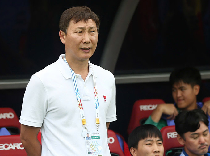 HLV Kim Sang Sik đứng trước một cột mốc đáng nhớ - Ảnh: Đức Cường
