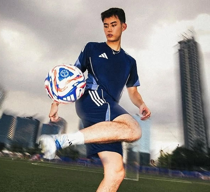 Ngôi sao này có vẻ ngoài ưa nhìn chẳng khác nào một diễn viên điện ảnh