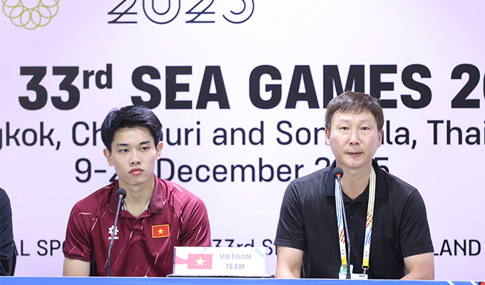 HLV Kim hết lời khen ngợi Đình Bắc sau trận bán kết SEA Games 33 - Ảnh: Đức Cường