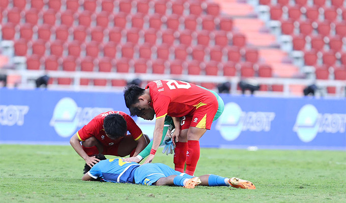 U22 Việt Nam an ủi U22 Philippines sau trận bán kết SEA Games 33 - Ảnh: Đức Cường