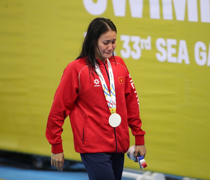 Mỹ Tiên khóc nức nở sau khi nhận huy chương vì bị mắng. Ảnh: Đức Cường