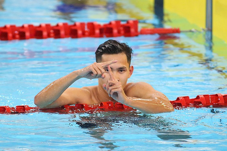 Thanh Bảo với ký hiệu ủng hộ Mỹ Tiên