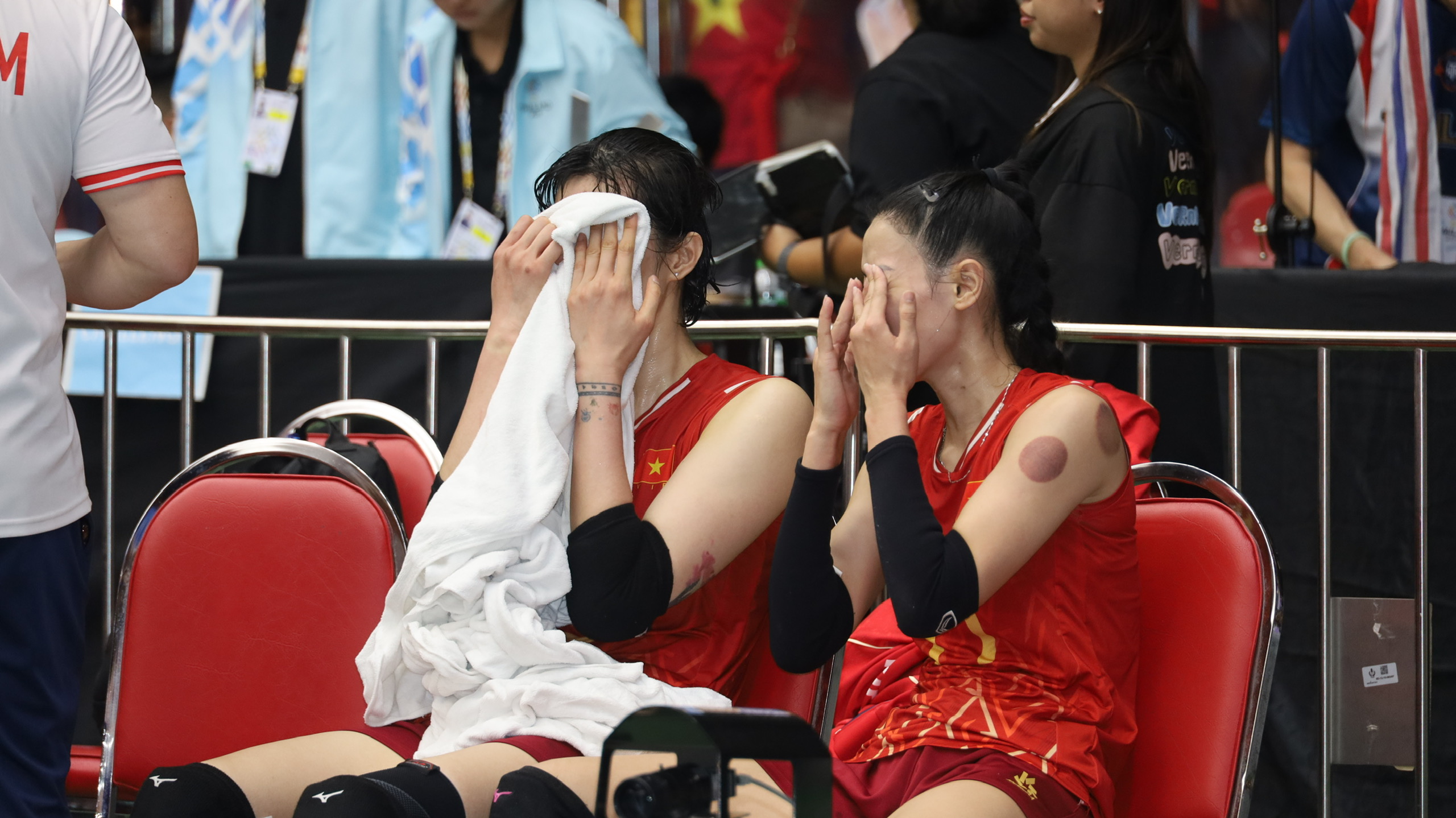 Thanh Thúy và Kiều Trinh không nén nổi thất vọng (ảnh: Đức Cường)