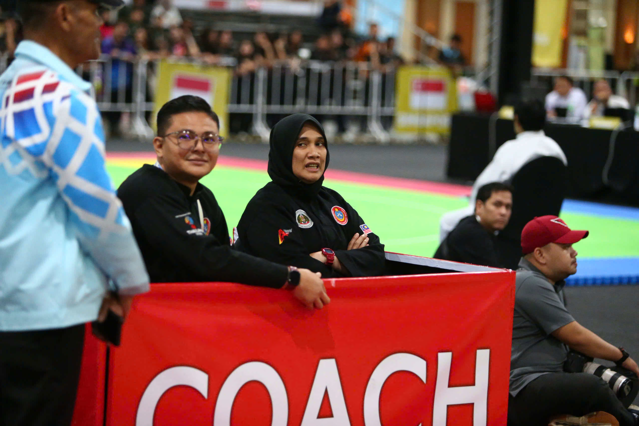 BHL Malasyia bị nhắc nhở vì thái độ quá khích. Ảnh: MD