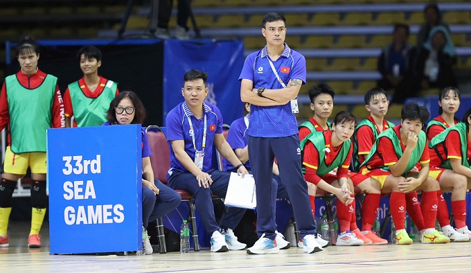 HLV Nguyễn Đình Hoàng chỉ đạo các cầu thủ trong trận đấu. Ảnh: Đức Cường