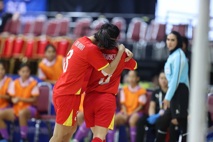 Thu Xuân và Nguyệt Vi ăn mừng sau pha phối hợp đẹp mắt và ghi bàn thắng. Ảnh: Đức Cường