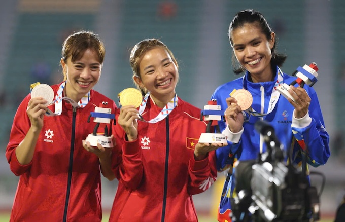 Nguyễn Thị Oanh và Thu Hằng trên bục nhận huy chương nội dung 3.000m vượt chướng ngại vật. Ảnh: Đức Cường