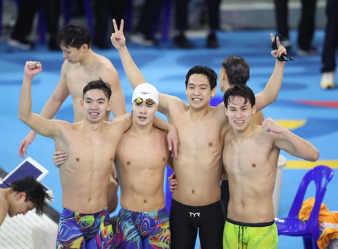 Trần Văn Nguyễn Quốc rạng rỡ khi cùn các đàn anh giành HCV 4x200m tự do nam. Ảnh: Anh Khoa