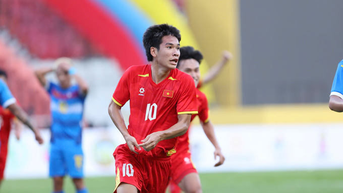 Lê Văn Thuận đã phá vỡ thế bế tắc với một cú đánh đầu sau đường chuyền của Phi Hoàng. Ảnh - Đức Cường