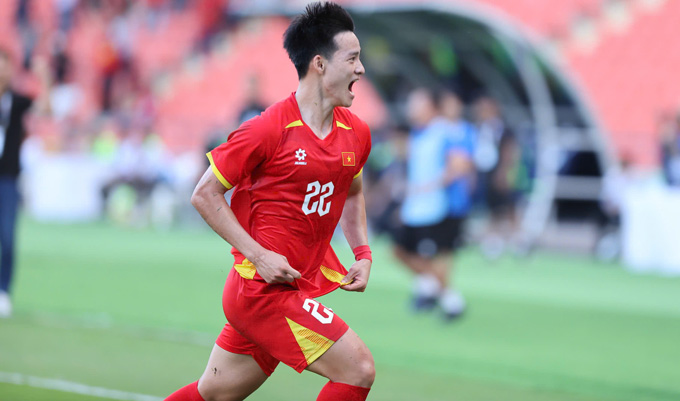 Thanh Nhàn đã có một cú đá phạt ghi bàn đẹp mắt vào lưới U22 Philippines. Ảnh - Đức Cường