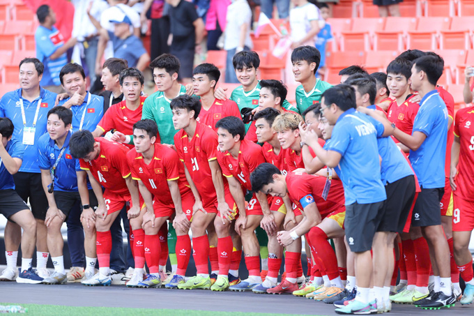 Văn Thuận và Thanh Nhàn là 'người hùng' giữa một tập thể những... người hùng khi tất cả đều thể hiện được bản lĩnh về tinh thần lẫn chuyên môn. Ảnh - Đức Cường