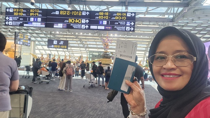 Bà Rosi khoe ảnh ở sân bay trên đường về nước