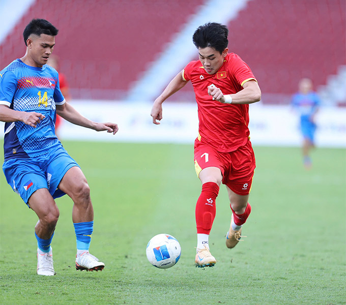 Đình Bắc tiếp lần thứ 3 liên tiếp được bầu là cầu thủ xuất sắc nhất trận đấu ở SEA Games 33 - Ảnh: Đức Cường