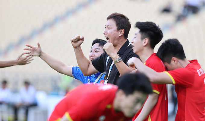HLV Kim Sang Sik lên dây cót tinh thần cho U22 Việt Nam trước trận chung kết SEA Games 33 - Ảnh: Đức Cường 