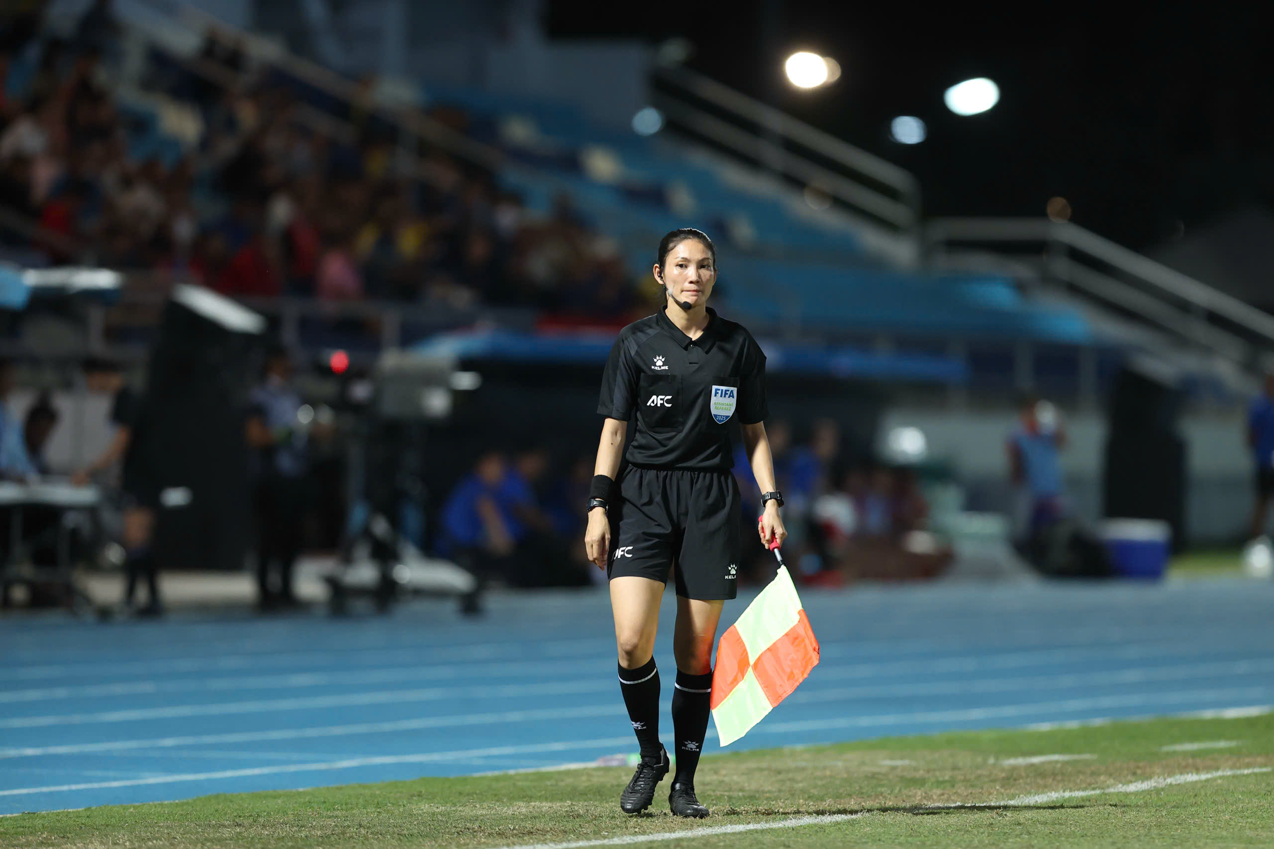 Trợ lý trọng tài Lào mắc sai lầm - Ảnh: Đức Cường