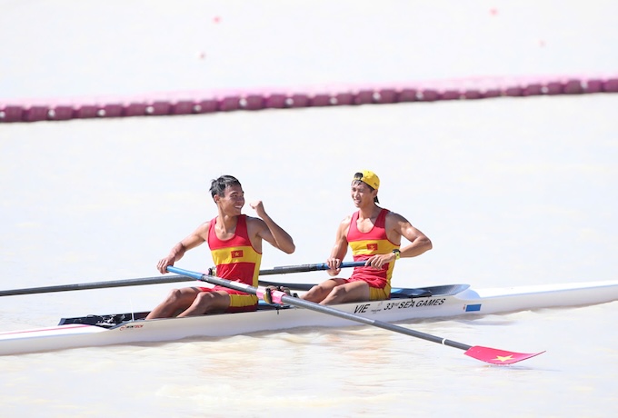 Nguyễn Phú và Phạm Văn Đạt giành HCV nội dung thuyền đôi nam. Ảnh: CTV