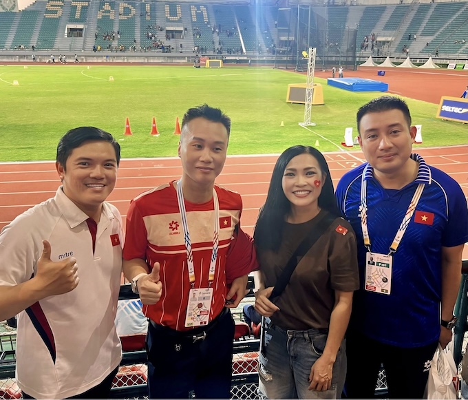 Phương Thanh tiếp sức cho đội tuyển điền kinh Việt Nam. Ảnh: Tuấn Thành