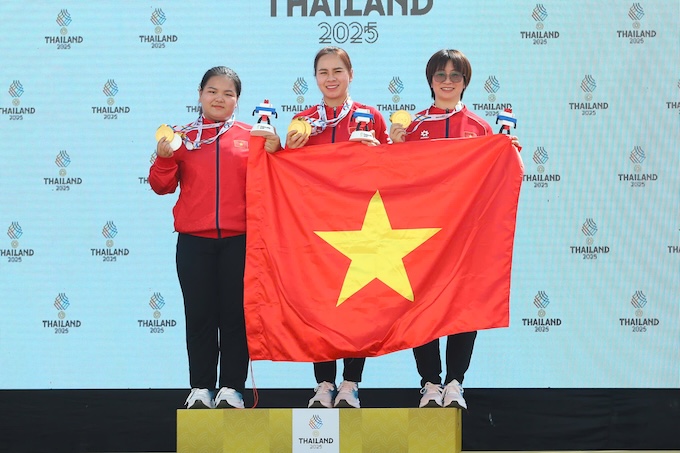 3 tuyển thủ giành HCV nội dung đồng đội 25m súng ngắn thể thao nữ. Ảnh Nguyên Khang 